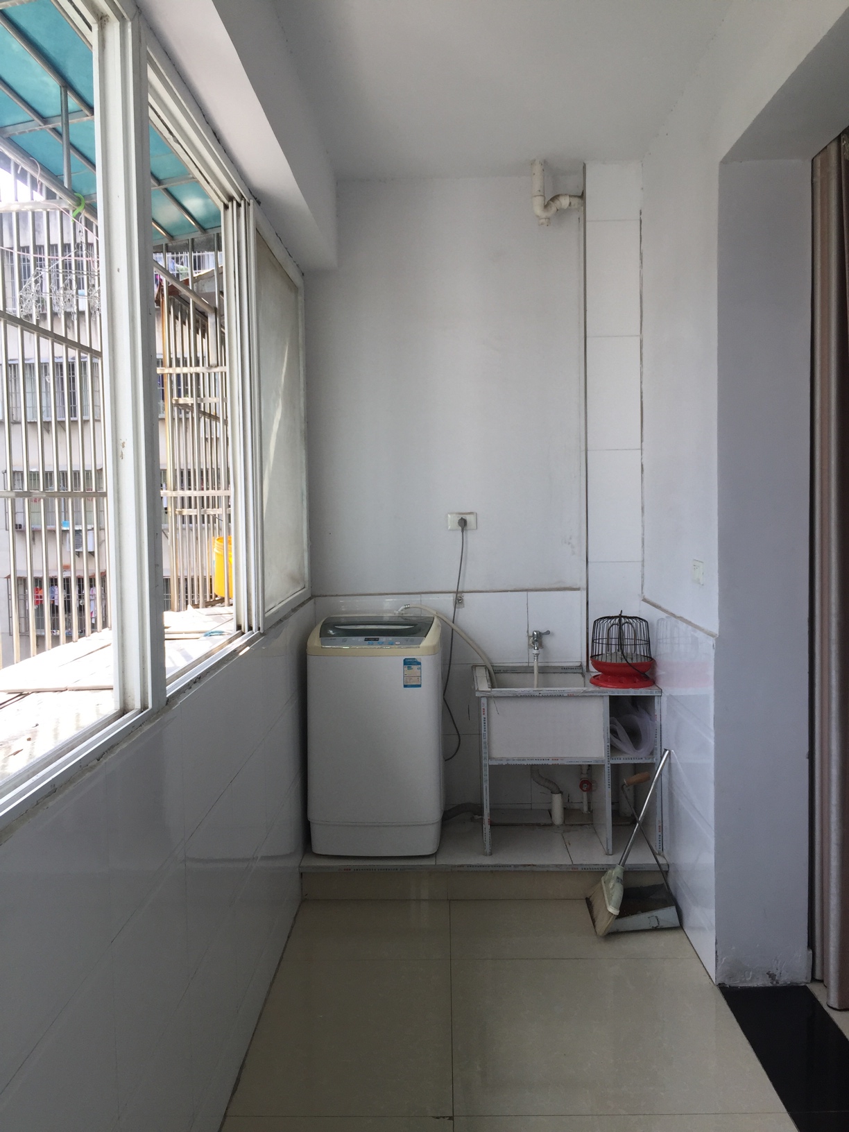 报社小区3室2厅1储1卫、部分家具家电，年租12000