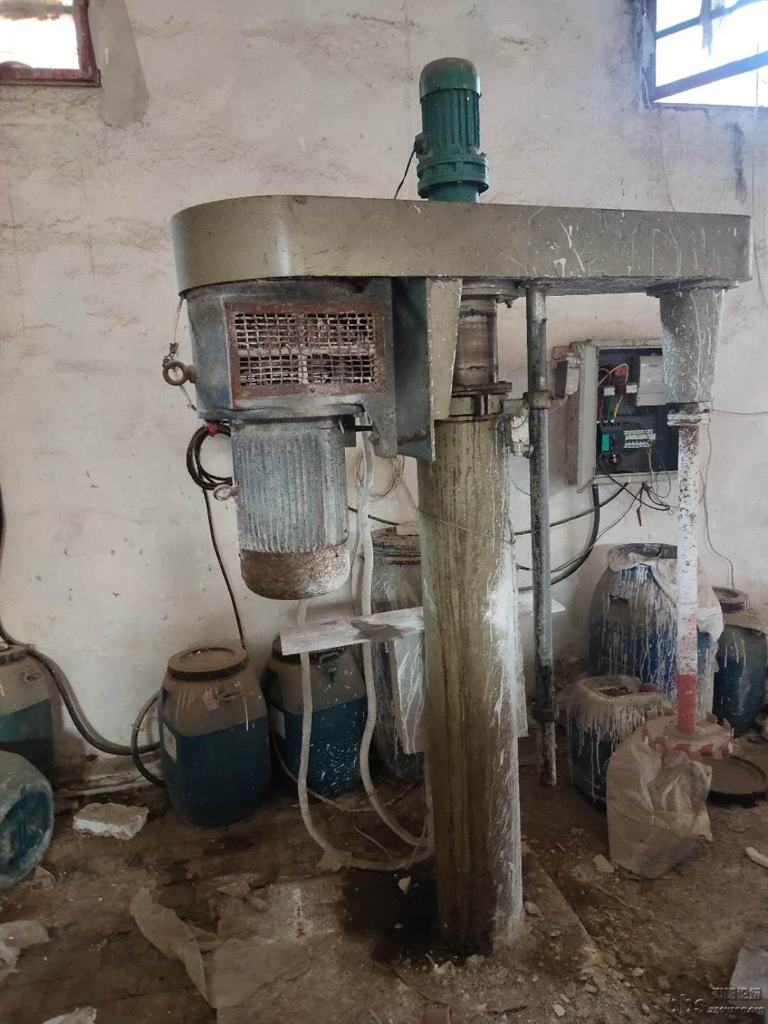 九成新气缸低价出售，乳胶漆设备低价出售，压面机全自动熟碱面生